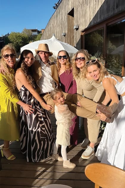 El actor posa divertido con las invitadas, su mujer y su pequeña hija Anka, que nació el 30 de septiembre de 2019.