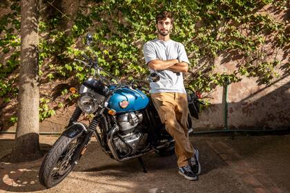 El actor posa junto a su moto Royal Enfield Interceptor. “Aprendí a andar por mi cuenta”, cuenta.