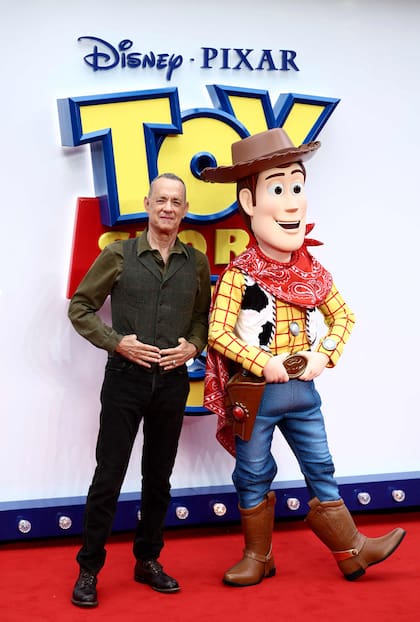 El actor posó, muy divertido junto a su personaje en la alfombra roja del evento de lanzamiento de Toy Story 5, en Londres. El film se estrena en los cines de la Argentina el próximo 18 de junio