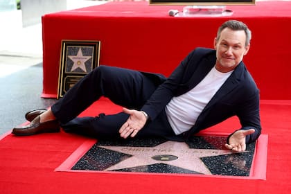 El actor, que desde su debut en 1980 participó de decenas de exitosos filmes y series de televisión, posó orgulloso sobre la estrella que lleva su nombre