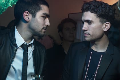 El actor que interpretó a Denver en La casa de papel, junto a Omar Ayuso, en una escena de lo nuevo de Netflix