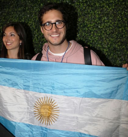 El actor posó con la bandera de la Argentina al llegar al país, anoche