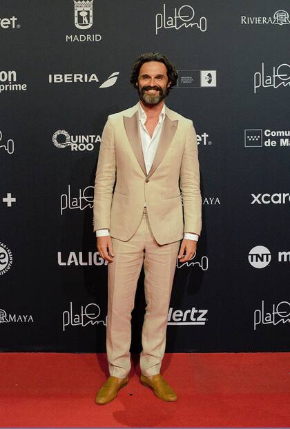 El actor que le dio vida al cantante español en la serie Bosé, Jesús Castro, eligió los tonos arena y el lino, uno de los géneros favoritos para esta ceremonia