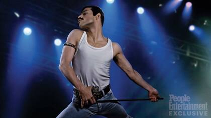 El actor Rami Malek interpretando a Freddie Mercury