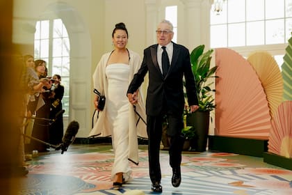 El actor Robert De Niro y su novia, Tiffany Chen, llegan a una cena de estado en la Casa Blanca en honor al primer ministro japonés Fumio Kishida el miércoles 10 de abril de 2024. 