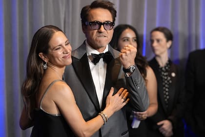 El actor Robert Downey Jr. optó por el gris para la velada. A los premios llegó de la mano de su esposa, Susan Downey. Durante toda la gala se mostró amable y divertido con quienes se acercaron a saludarlo