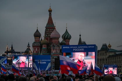 El actor ruso Ivan Okhlobystin se refleja en miles de pantallas durante un discurso celebrando la "anexión" de los territorios ucranianos ocupados, en la Plaza Roja de Moscú (Archivo) 
