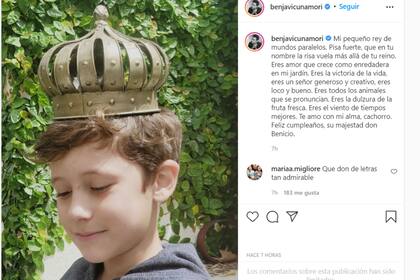 El actor saludó a su hijo con una fotografía  en la que lleva una corona de juguete en la cabeza