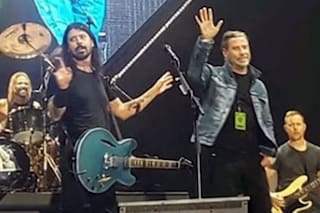 A 40 años de Grease, John Travolta se subió al escenario de Foo Fighters