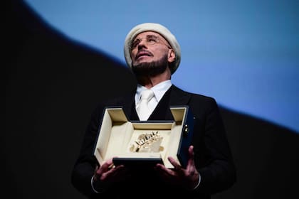 El actor se emocionó al recibir por sorpresa una Palma de Oro honoraria