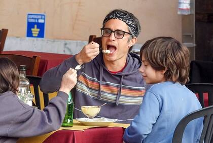 El actor se mostró contento y relajado mientras almorzaba en familia