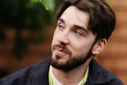 El actor tetrapléjico George Robinson interpreta a Isaac en la serie de Netflix Sex Education.