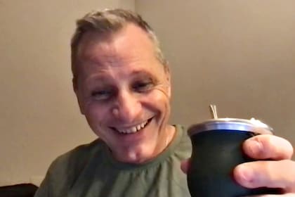 El actor Viggo Mortensen con su mate durante una entrevista