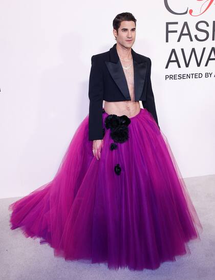 El actor y cantante Darren Criss decidió salir de lo convencional y combinó un saco corto en tono azul profundo con una vaporosa falda con capas de tul en tonos violáceos