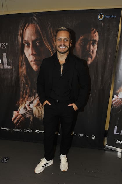 El actor y cantante peruano Nico Ponce también dijo presente en el estreno del thriller psicológico que llegó a los cines este jueves