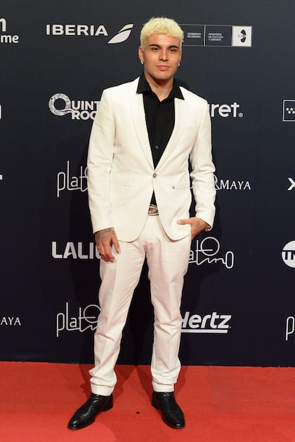 El actor y conductor colombiano Sebastián Villalobos eligió un traje de dos piezas en color blanco, y lo combinó con una camisa negra