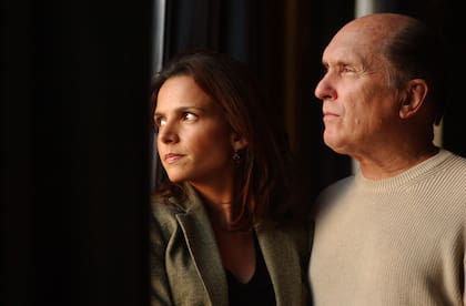El actor y director estadounidense Robert Duvall junto a su esposa, la actriz Luciana Pedraza, en 2003