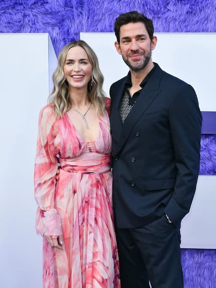 El actor y director norteamericano John Krasinski posó junto a su esposa, la actriz británica Emily Blunt, durante la premiere de Amigos imaginarios en Nueva York