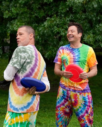 El actor y el conductor se lucieron con coloridos outfits estilo batik (Foto: Instagram @fallontonight / @rosalind_oconnor)