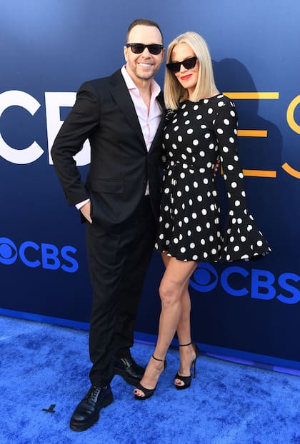 El actor y exlider de los New Kids on the Block, Donnie Wahlberg y su pareja, la actriz Jenny McCarthy, asistieron al estreno de la nueva programación de otoño 2025-2026 de la cadena CBS en los estudios Paramount de Los Ángeles