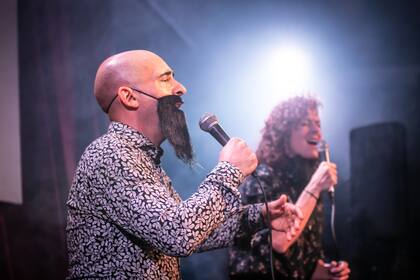 El actor y fotógrafo Nico Levín junto a la actriz y directora Mariana Chaud fueron de los tantos que se sumaron a la fiebre de un miércoles por la noche en un galpón de Chacarita