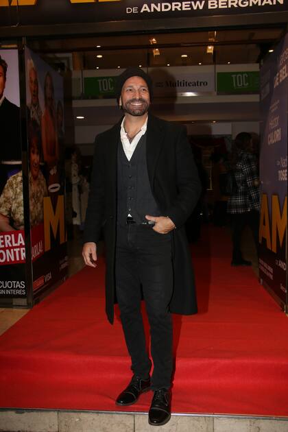 El actor y humorista Fredy Villarreal, protegido del frío, posó satisfecho luego del estreno de la obra que protagoniza, una comedia de Henry Lewis, Jonathan Sayer y Henry Shields