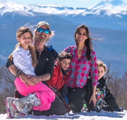 El actor y la exmodelo junto a sus tres hijos: India, Yaco y Moro
