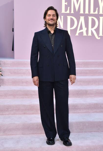 El actor y modelo francés Lucas Bravo, quien interpreta a Gabriel en la exitosa serie de Netflix, también fue de la partida