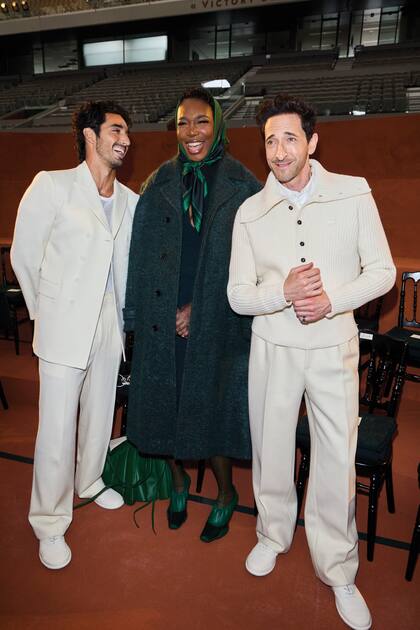 El actor y modelo Taylor Zakhar Perez, la tenista Venus Williams y Adrien Brody, ganador del Oscar a Mejor Actor por la película The Brutalist, en Roland Garros, invitados por Lacoste.
