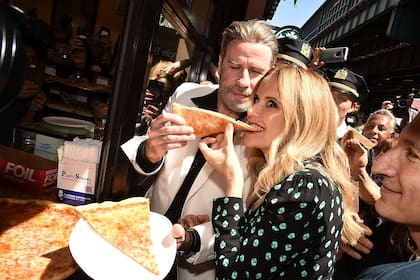 Kelly, la esposa de Travolta, prueba la afamada pizza de Lenny