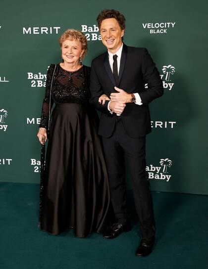 El actor Zach Braff lució muy elegante en un traje negro. A la gala optó por ir en compañía de su mamá, Anne Brodzinsky, quien se mostró muy simpática con la prensa