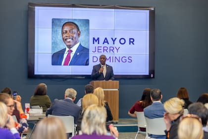 El actual alcalde de Orange, de 66 años, anunció su candidatura a gobernador de Florida, aunque afirmó que continuará con su actual mandato hasta su finalización en 2026