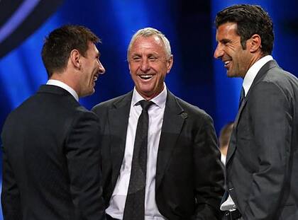 El actual capitán del seleccionado sonríe con Johan Cruyff, uno de los cinco titanes de la historia, y el portugués Luis Figo.