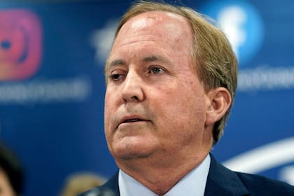 El actual Fiscal General Ken Paxton logró en 2022 remover a tres magistrados que habían limitado sus facultades, lo que allanó el camino para iniciativas como la SB11