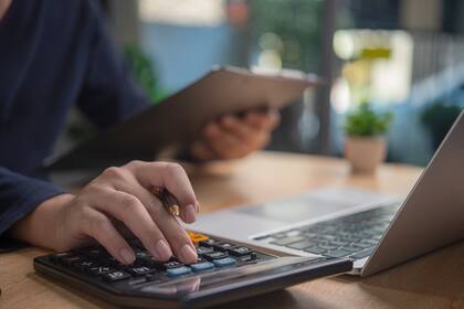 El actual impuesto cedular a los ingresos alcanza a quienes tienen remuneraciones superiores a $2,34 millones