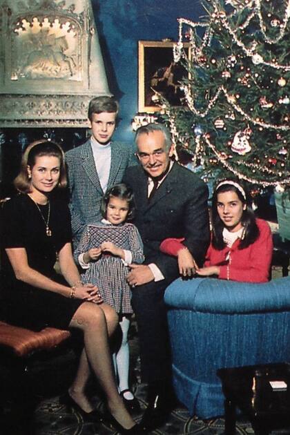 El actual jefe de Estado de Mónaco junto a sus padres, los príncipes Raniero y Grace, y sus hermanas Carolina y Estefanía, en un retrato de fines de los años 60.