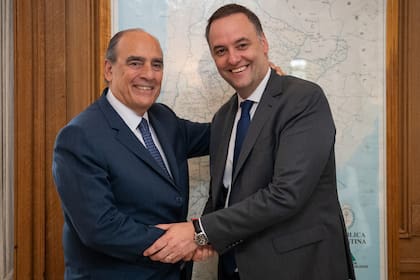 El actual jefe de Gabinete, Manuel Adorni, junto a Guillermo Francos