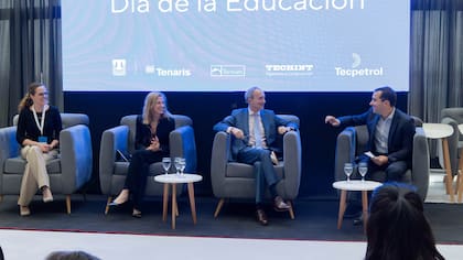 El actual secretario de Educación de la Nación de Argentina, Carlos Torrendell, la exministra de Educación de Río de Janeiro Claudia Costín y la exministra de Educación de Ecuador María Brown Pérez, debatiendo sobre los desafíos en las escuelas de América Latina.