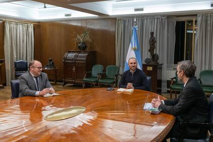 El actual secretario de Finanzas, Rafael Brigo, junto al ministro Guzmán y Mariano Sardi, a quien reemplazó en el cargo