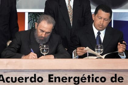 El acuerdo energético con Cuba, suscrito por Chávez y Fidel Castro, marcó el inicio de la petrodiplomacia con la que Venezuela facilitaría petróleo en condiciones favorables a sus aliados