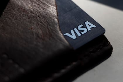 El acuerdo surge de un caso antimonopolio de larga duración, donde se acusó a Visa y Mastercard de imponer tarifas de intercambio desproporcionadas (Foto AP/Jenny Kane) - Imagen de archivo