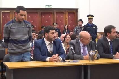 El acusado, mientras escucha el veredicto del jurado popular; luego, el juez Rafael Escot dio a conocer la sentencia