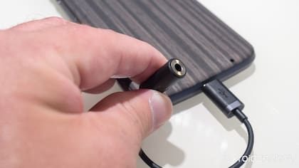 El adaptador de USB-C a miniplug en el Moto Z