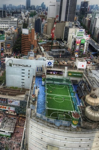 El Adidas Football Stadium de Tokio situado en el último piso de uno de los edificios de la marca