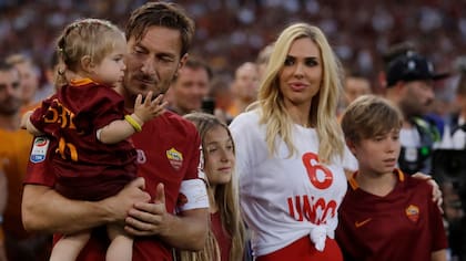 El día de la despedida de Francesco Totti, junto a su mujer y sus hijos, ante un estadio colmado de romanos que lloraban desconsolados. 