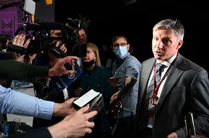 El administrador de fútbol ruso Alexei Sorokin responde a las preguntas de los periodistas al final del 72º Congreso de la FIFA en Doha, el 31 de marzo de 2022