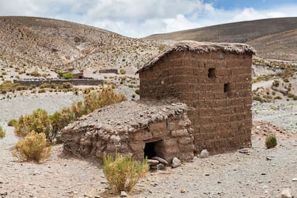 El adobe y la paja siguen siendo parte fundamental de la construcción en San Juan y Oro.