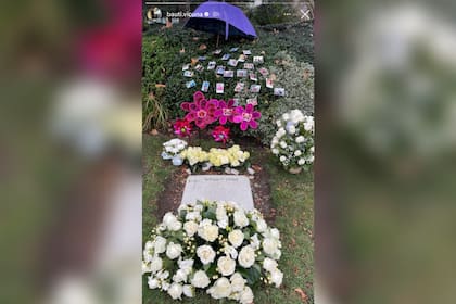 El adolescente compartió una foto de la tumba de su hermana decorada con flores y fotos (Foto: Instagram @bauti.vicuna)
