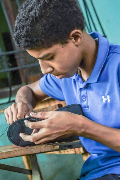 El adolescente empezó a producir las chancletas para ayudar a su familia