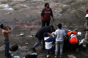 Video: un joven cayó de un puente en Chile e investigan a Carabineros